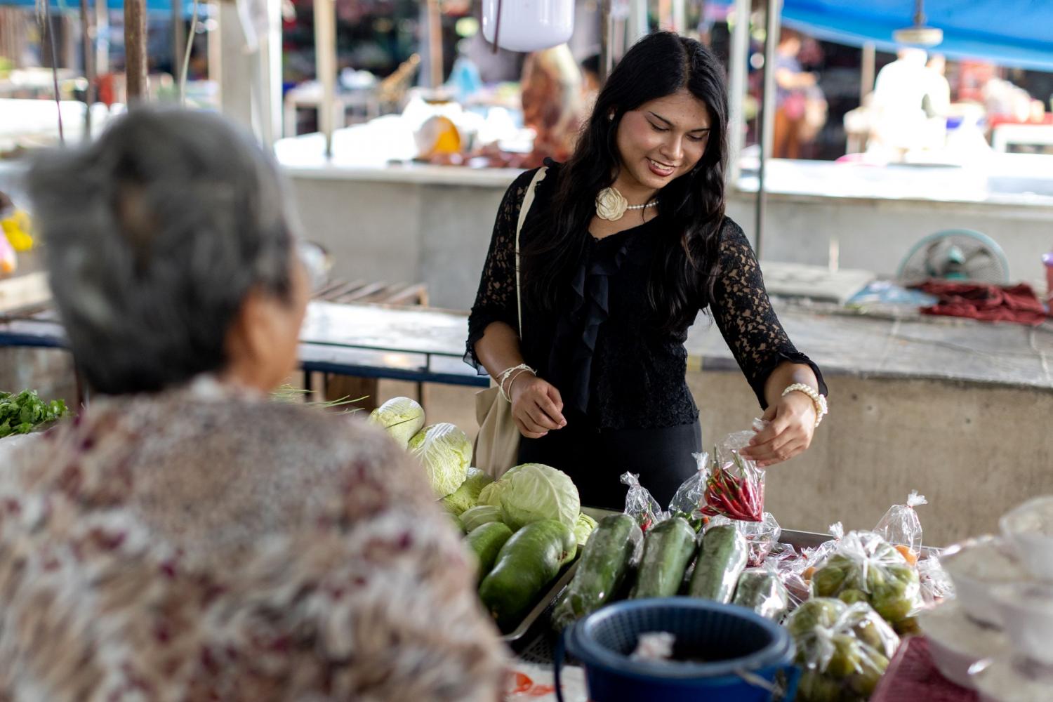 ร้านปานพิตราในตลาดท้องถิ่นของเธอ