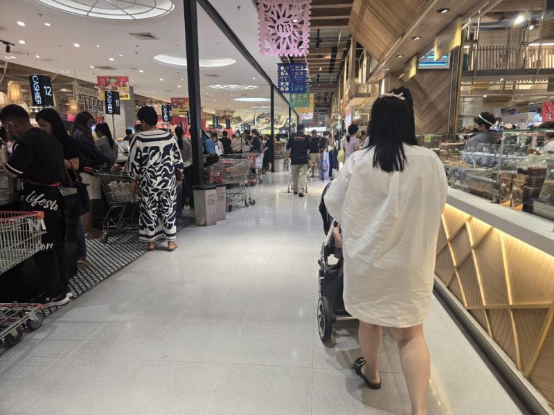 ผู้บริโภคจับจ่ายในห้างสรรพสินค้านนทบุรี นายพันธ์ กล่าวว่า บริษัท เพรสซิเดนท์ ฟูดส์ ประเทศไทย สังเกตเห็นว่ากำลังซื้อของผู้บริโภคลดลง