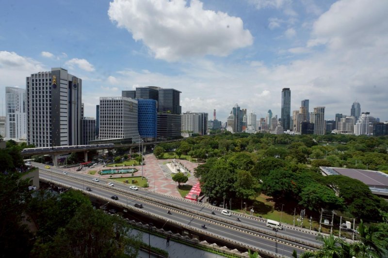 A view of Bangkok from the roof park at Dusit Central Park. Land prices in Bangkok's central business district continued to rise despite a sluggish overall market.  (Photo: Wisuttipong Rodpai)
