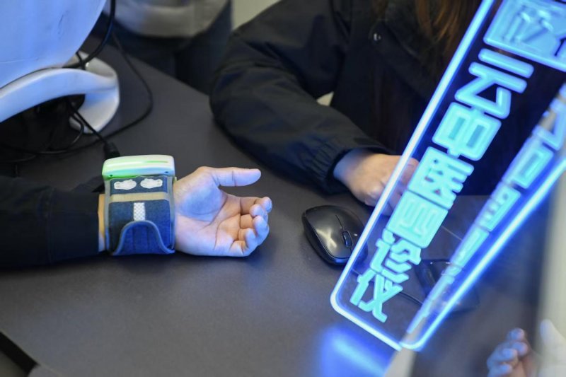 La technologie des soins de santé intègre la médecine traditionnelle chinoise et diagnostique les maladies avec une précision de 96 %. (Photo : Yang Huafeng)