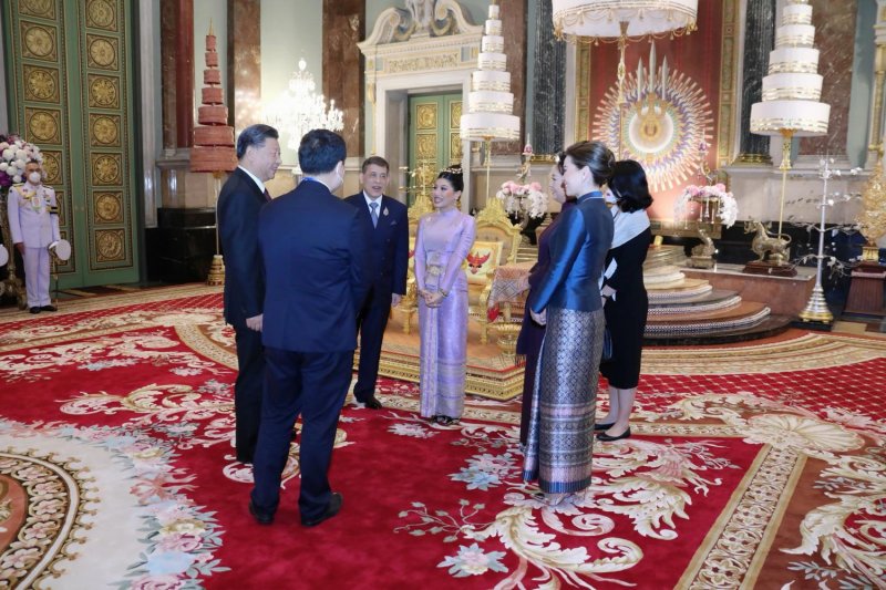 This file photo, dated Nov 18, 2022, shows Chinese President Xi Jinping, left, His Majesty King Maha Vajiralongkorn Phra Vajiraklaochaoyuhua, Her Royal Highness Princess Sirivannavari Nariratana Rajakanya, First Lady of China Peng Liyuan and Her Majesty Queen Suthida Bajrasudhabimalalakshana at the Chakri Maha Prasat Throne Hall inside the Grand Palace in Bangkok. (Photo: Royal Household Bureau)