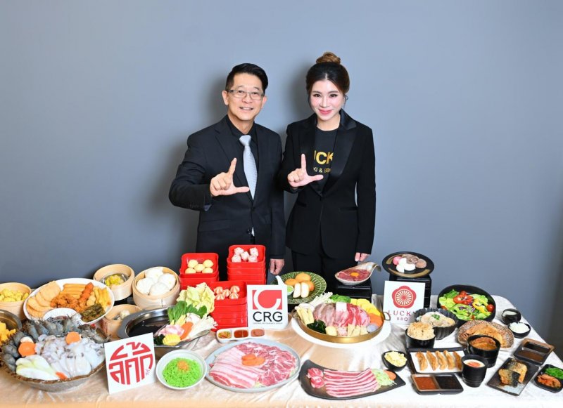 คุณณัฐ และ คุณรสรินทร์ โพสท่าขายสินค้าภายใต้แบรนด์ Lucky Suki และ Lucky BBQ