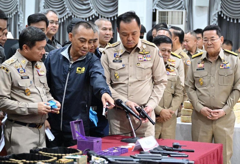 Prime Minister Anutin Charnvirakul listens to Pol Maj Gen Jruykiat Pankaeo, Deputy Commissioner of the Central Investigation Bureau, during a briefing on human trafficking and northern drug operations at Chiang Mai Police Region 5 on Thursday. (Photo: Government House)