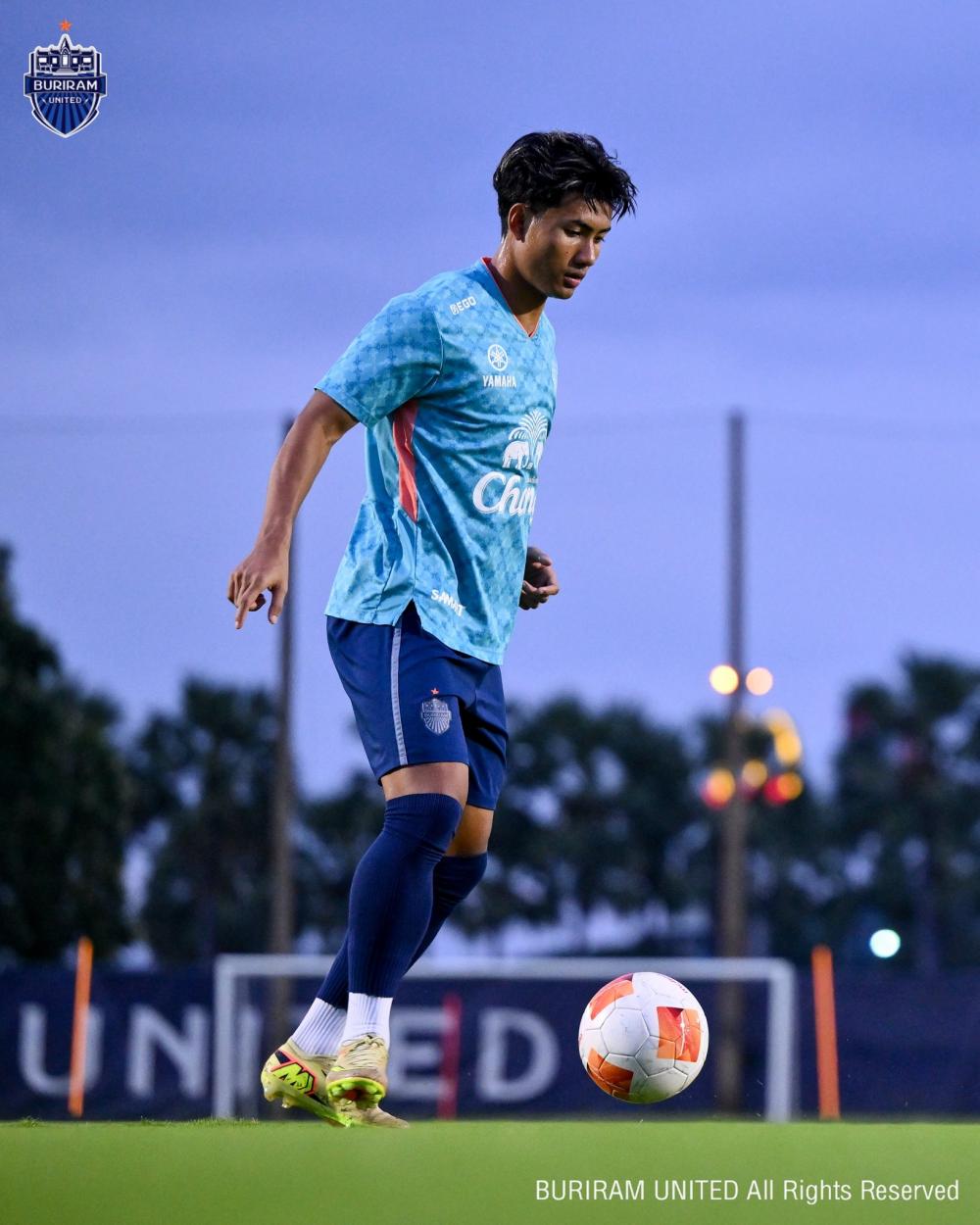 Buriram's Suphanat Mueanta trains.  BURIRAM UNITED