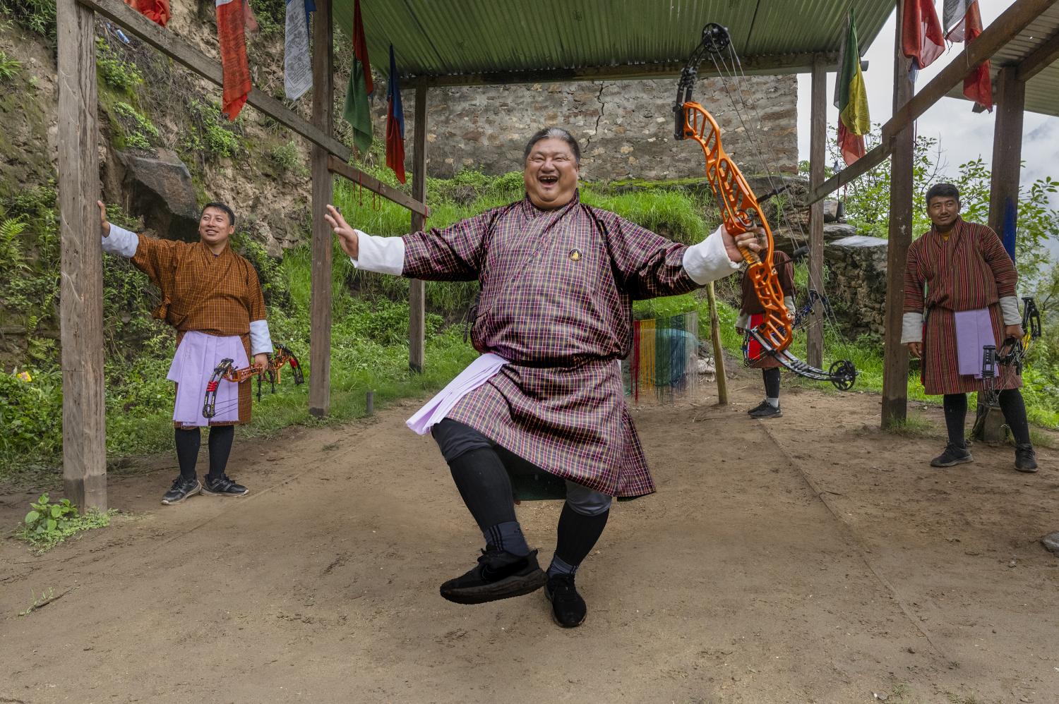 ภาพถ่ายโดย Steve McCurry นำเสนอผู้คนที่กำลังฝึกยิงธนู ซึ่งเป็นกีฬาประจำชาติในภูฏาน ป