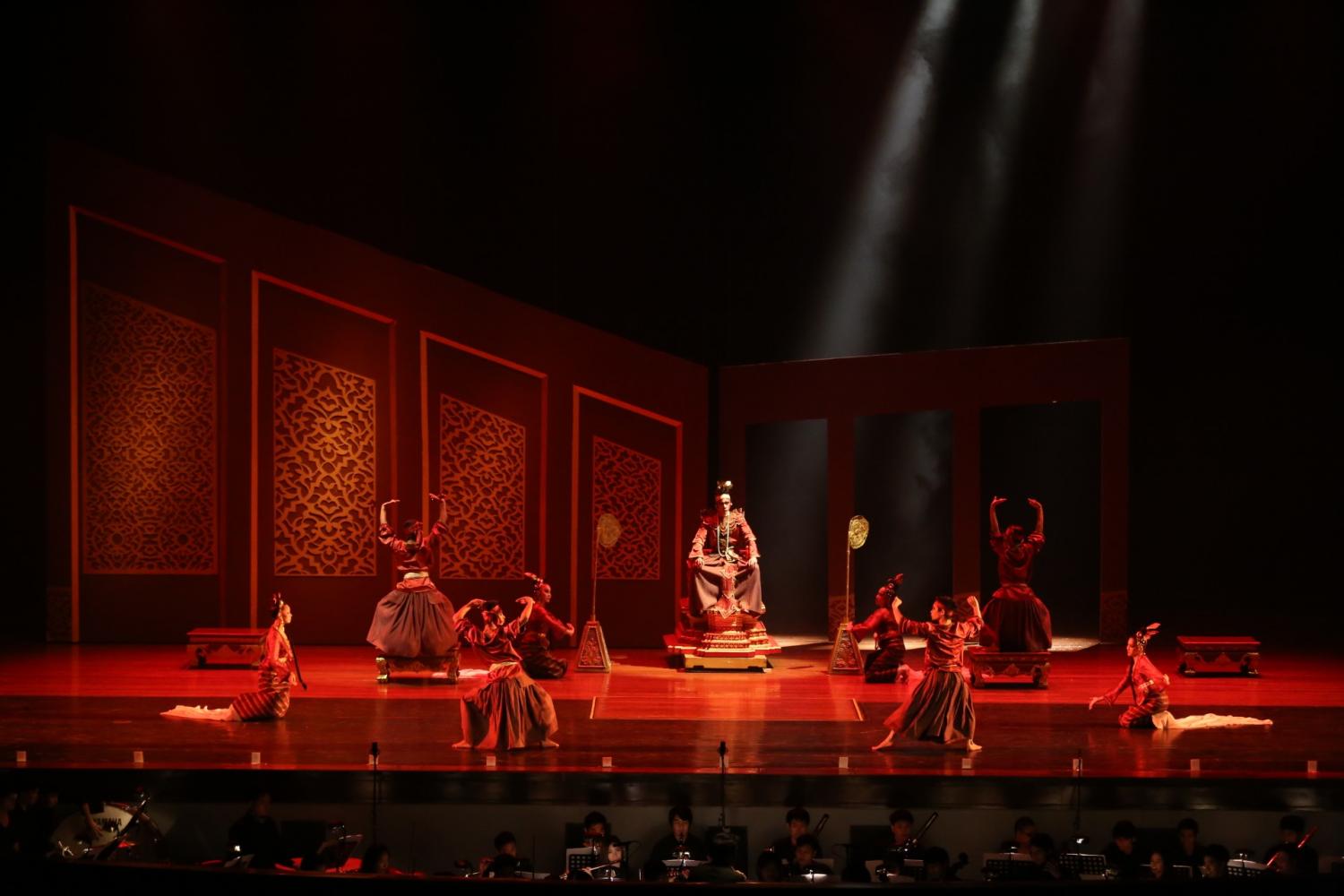 A scene from Suriyothai, the ballet opera composed by Somtow and dedicated to HM Queen Sirikit. photo: