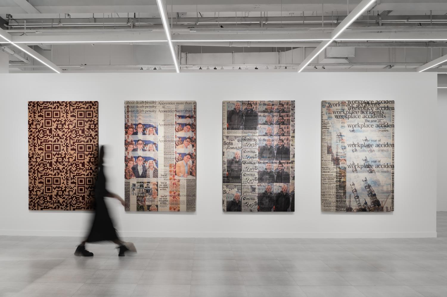 Safe Entry V.2.5 ของ Heman Chong ด้านซ้าย และรูปภาพสามรูปจาก The Straits Times