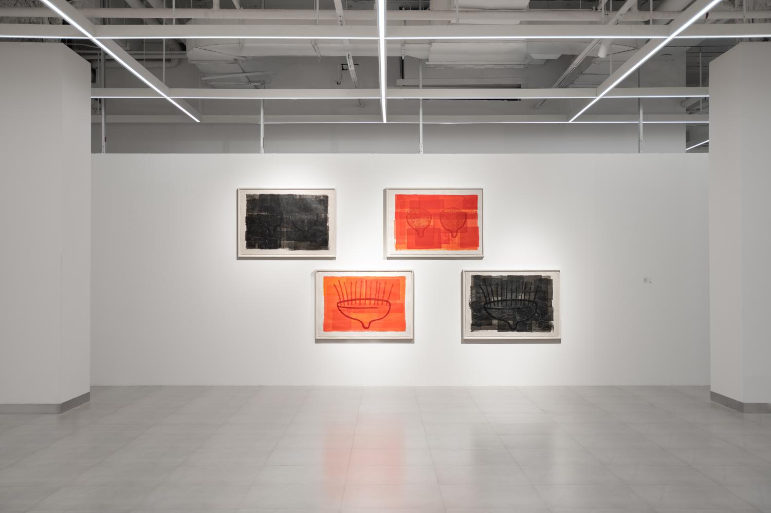 ด้านล่างผลงานของปินารี สันติภาคกับลวดลายพระสถูป