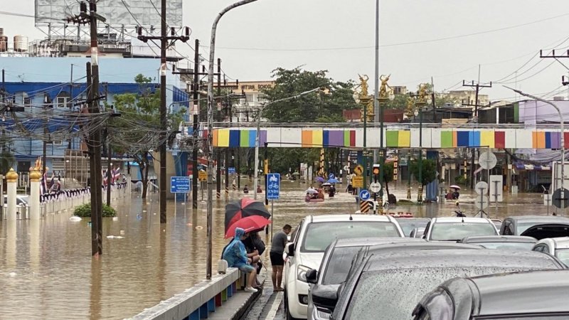 Songkhla residents park their cars on a bridge as flood levels continue to recede in Hat Yai municipality. However, the area around Kim Yong Market remained waist-deep on Sunday. Songkhla Public Relations Office
