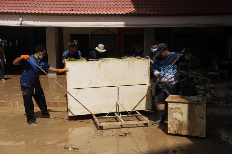 เจ้าหน้าที่ป้องกันและบรรเทาสาธารณภัย พร้อมด้วยคณะครูและนักเรียนโรงเรียนหาดใหญ่วิทยาลัย สมบูรณ์กุลกันยา ร่วมกันทำความสะอาดห้องเรียนและทรัพย์สินหลังน้ำท่วมลดระดับลง (ภาพ: ณัฐวัฒน์ วิเชียรบุตร)