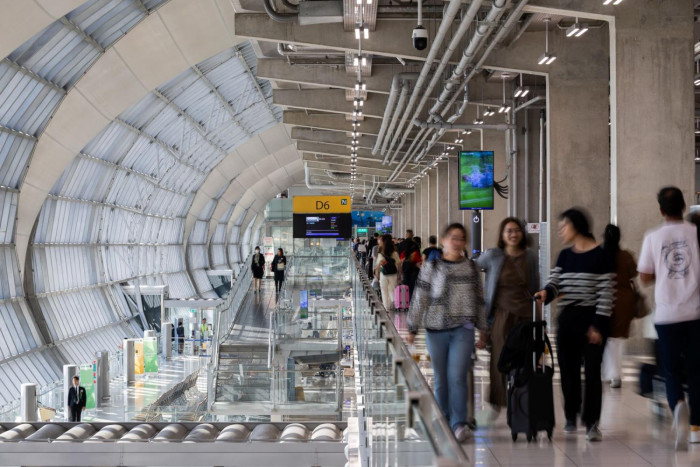 Domestic airfares continue to decrease