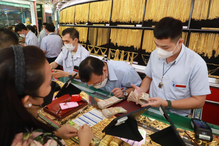 Gold traders must report daily trades