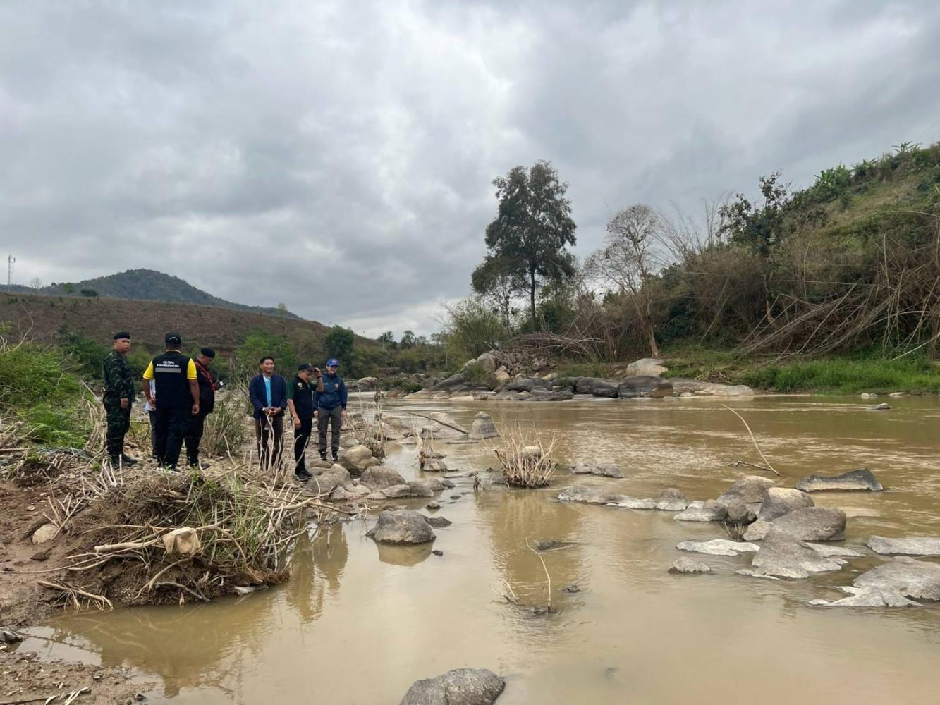 Chiang Mai Public Health Office and Chiang Mai Environmental and Pollution Control Office officials collect Kok River water samples for testing which revealed excessive levels of arsenic and lead in April. Panumet Tanraksa