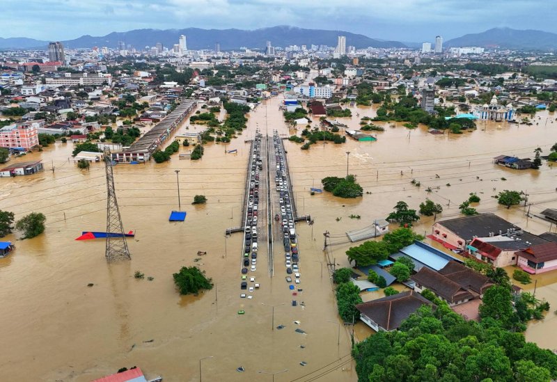 Severe flooding is becoming more common in Thailand, as natural disaster risk prompts more companies and households to reassess their protection needs, says Allianz Ayudhya General Insurance. (Photo: Weerapong Narongkul)