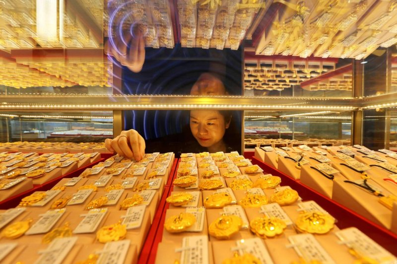 Exploring a potential baht-gold price link