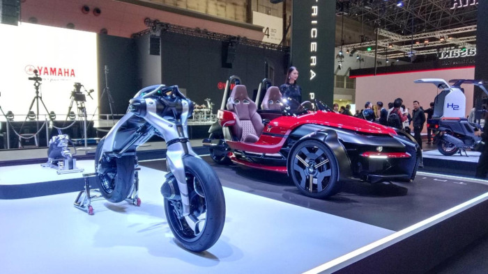 Auto industry looks  to autonomous vehicles