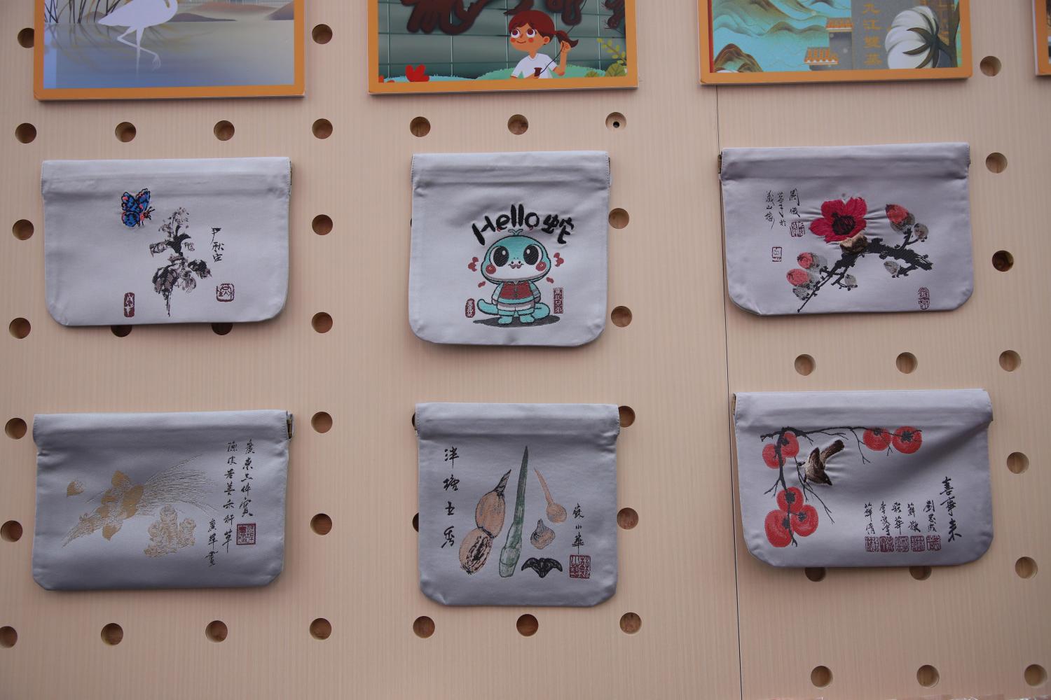 rightFabric pouches at ‘Nanhai Good Gifts Exhibition’.