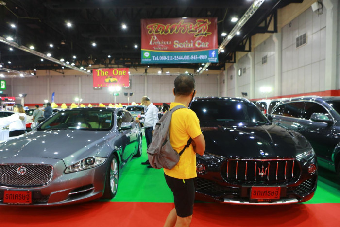 Import duties plunge thanks to strong baht