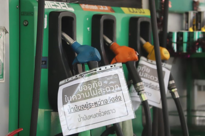 A notice at a PTT petrol station in Samut Prakan apologises to motorists for the inconvenience caused due to a temporary fuel shortfall, pending deliveries.  Somchai Poomlard