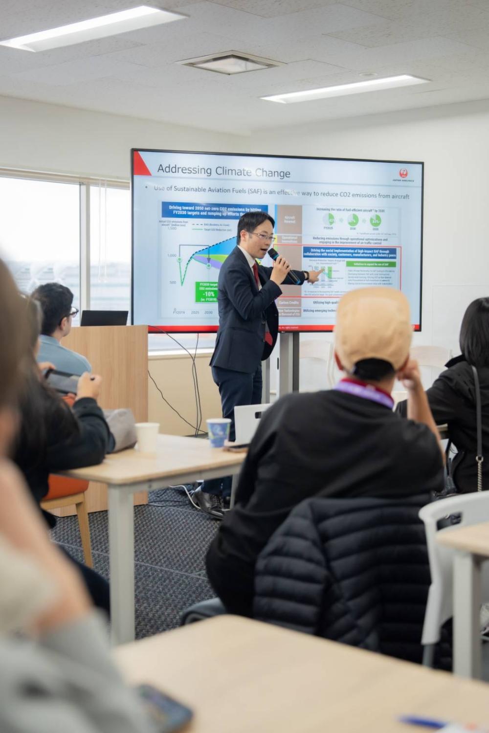 Mr Shinosuke tells the prize winners about JAL's vision for 2030.