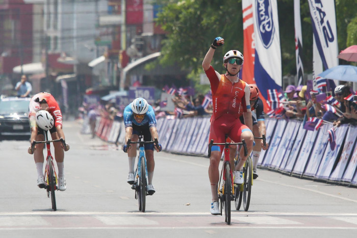 Scott takes stage, but Pronskiy keeps lead