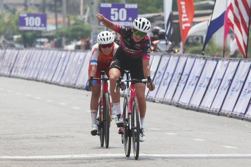 Valeriya Zakharkina celebrates after winning the first stage of the Women's Tour of Thailand 2026 on Tuesday.