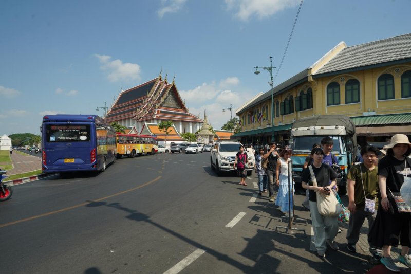 If the baht strengthens further, it could undermine the competitiveness of Thai tourism compared with other Asian destinations. (Photo: Wisuttipong Rodpai)