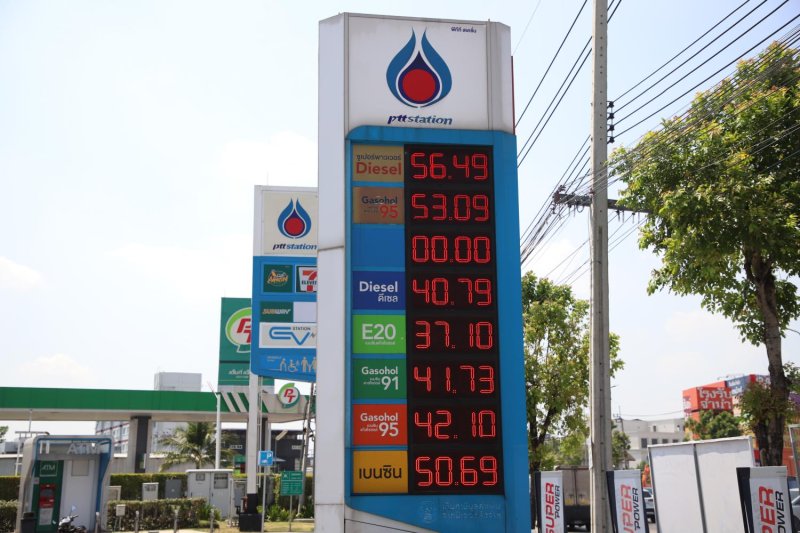 Domestic oil prices have spiked as a result of the energy crisis, which is expected to weaken the Thai economy. (Photo: Varuth Hirunyatheb)
