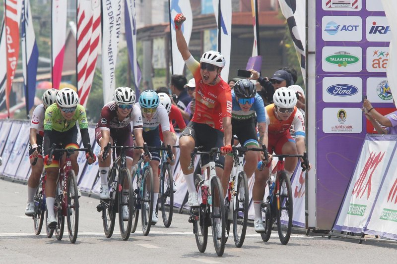 Jin Chenhong celebrates after winning the second stage yesterday.