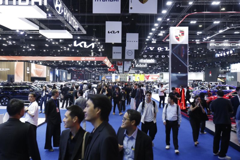 Visitors navigate Challenger Hall at Impact Exhibition Center in Nonthaburi during the 12-day Bangkok International Motor Show.  (Photo: Pattarapong Chatpattarasill)
