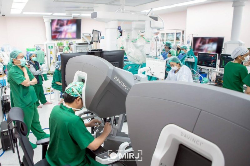 A doctor team performs a robotic heart surgery at Rajavithi Hospital. Rajavithi Hospital