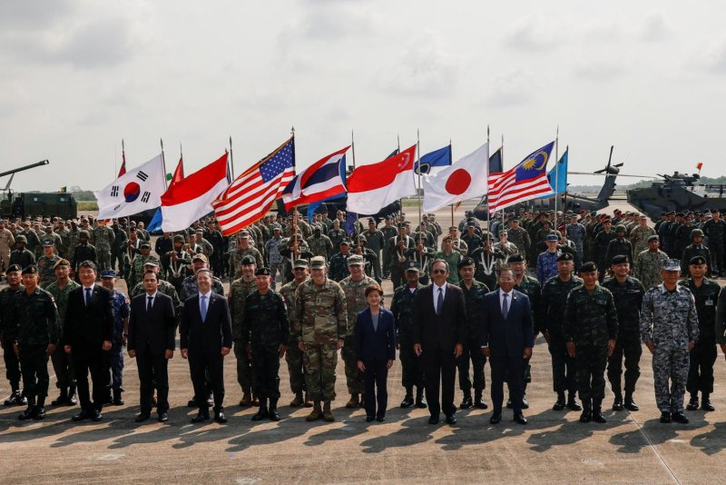 US Commanding General of America's First Corps Matthew McFarlane, Thailand's Chief of Defence Forces General Ukris Boontanondha and US Ambassador Sean K O'Neill attend the opening ceremony of the Cobra Gold military exercise in Rayong. (Photo: Reuters)