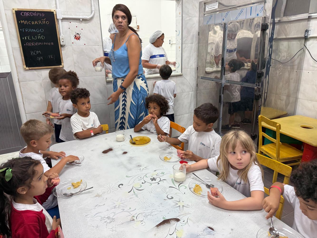 Students at the EDI Gabriela Mistral School eat meals provided under the city of Rio de Janeiro's menu programme.