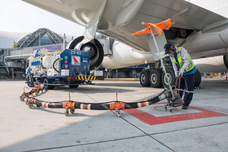 BAFS refuels a jet. Rising fuel costs are causing concerns among airlines.