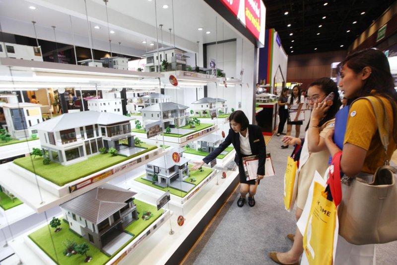 Homebuyers browse model homes at a housing fair. Developers of new housing projects are likely to raise selling prices by 5–10% due to rising oil prices, driven by escalating tensions in the Middle East, which have significantly increased construction material costs. (Photo: Phrakrit Juntawong)