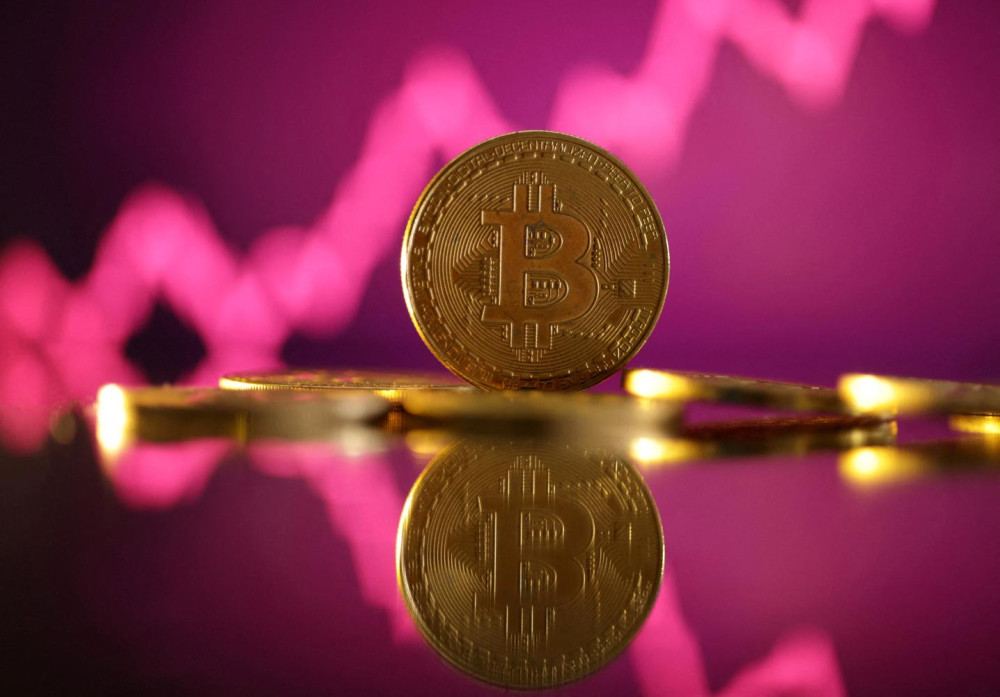 Bitcoin holds firm as catalysts form