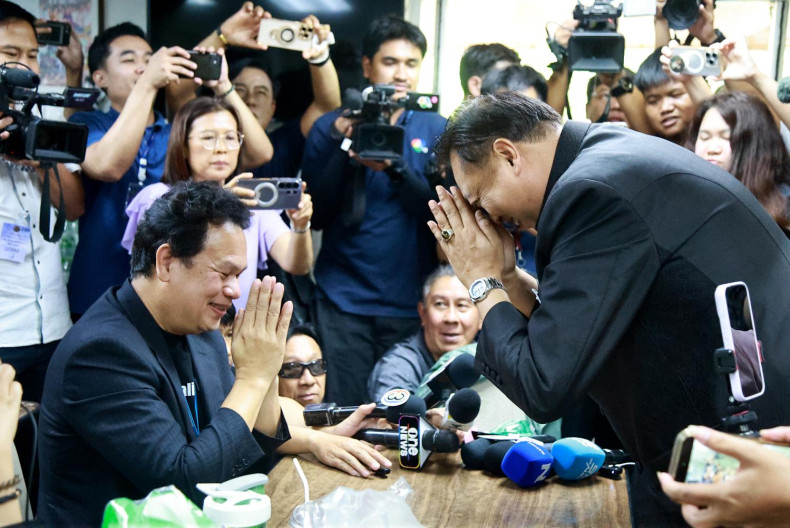 Minister Suchart apologises after heated clash with reporter