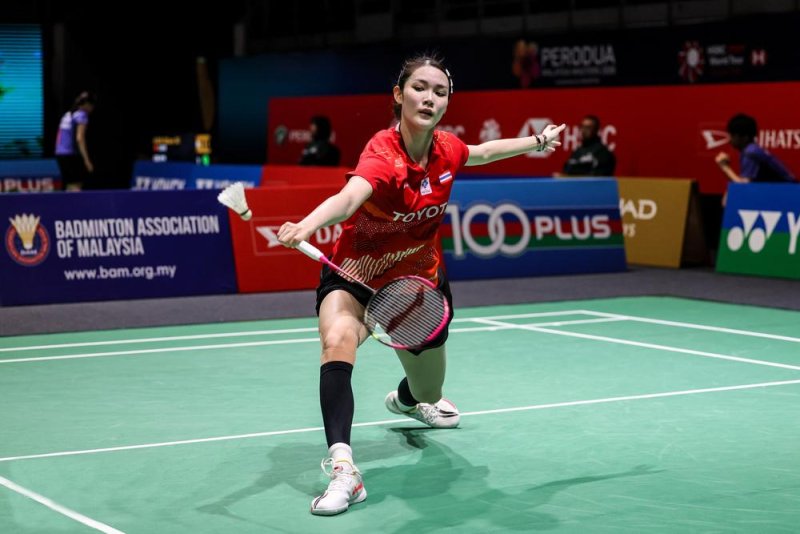 Pitchamon Opatniputh plays a shot during her match against Nguyen Thuy Linh. (Badminton Photo)