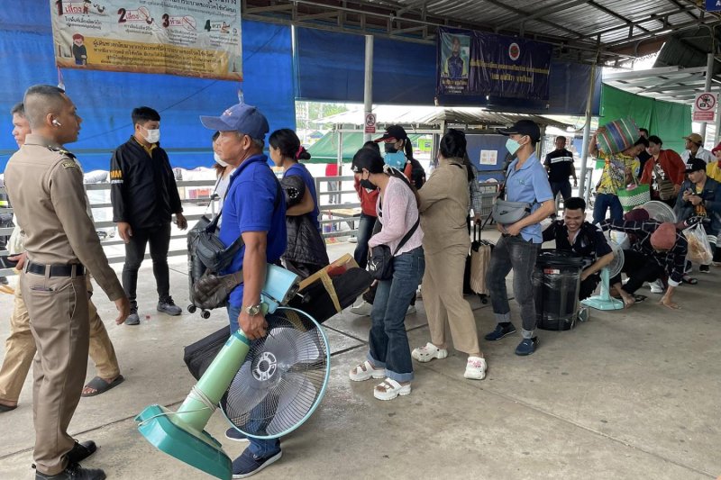 Cambodian workers complete procedures to leave Thailand and head home at a border checkpoint in Chanthaburi. (Photo: Thai-Cambodian Border Trade and Tourism Association of Chanthaburi)
