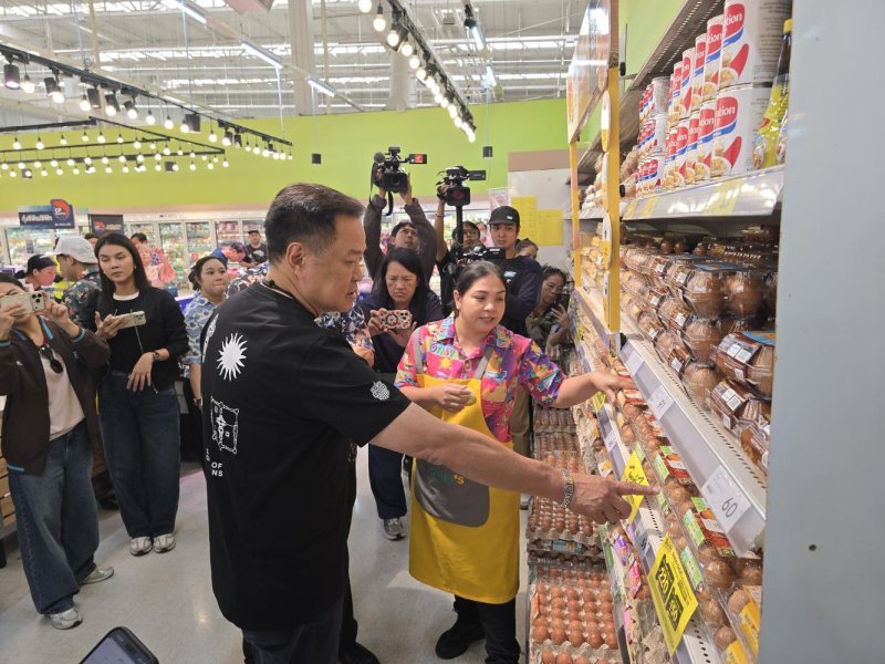 Prime Minister Anutin Charnvirakul checks prices at a Bangkok hypermarket as rising fuel and raw material rates nudge up Thai inflation. (Photo: Chanat Katanyu)