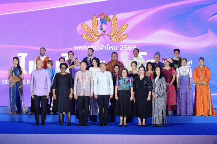 Thai silk fashion shows draw envoys