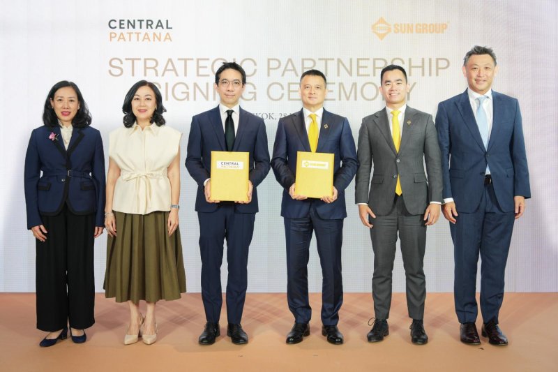 The memorandum was signed by Chanavat Uahwatanasakul, centre left, chief executive of CPN, Dang Minh Truong, centre right, board chairman of Sun Group, and Wallaya Chirathivat, second from left, president of Central Group.