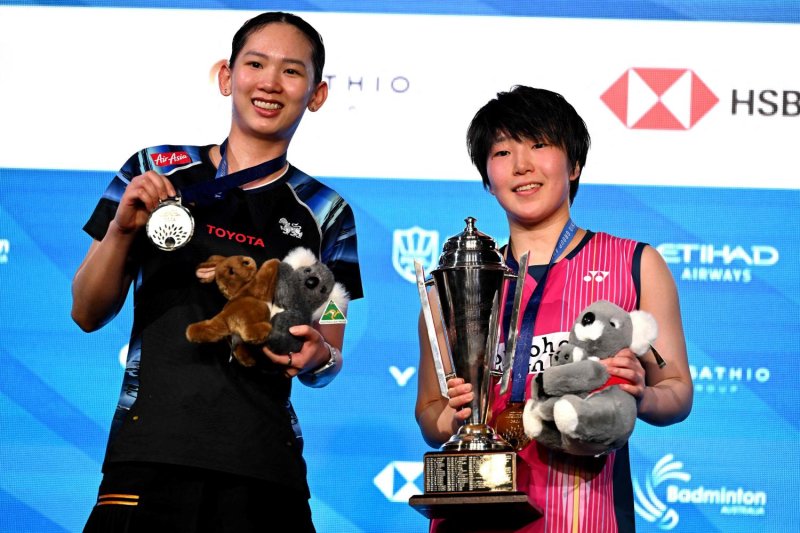 Winner Akane Yamaguchi poses with runner-up Pornpawee Chochuwong after their women's singles final. (Photo: AFP)