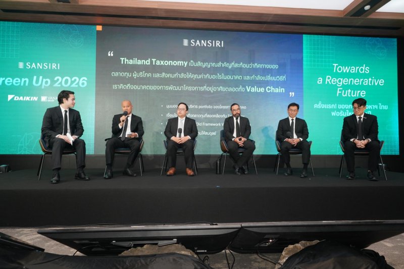 From second left, Mr Samatcha, Mr Warut, ML Dispanadda, Mr Wachirachai and Mr Natthakorn take part in a discussion on aligning business with the Thailand Taxonomy.