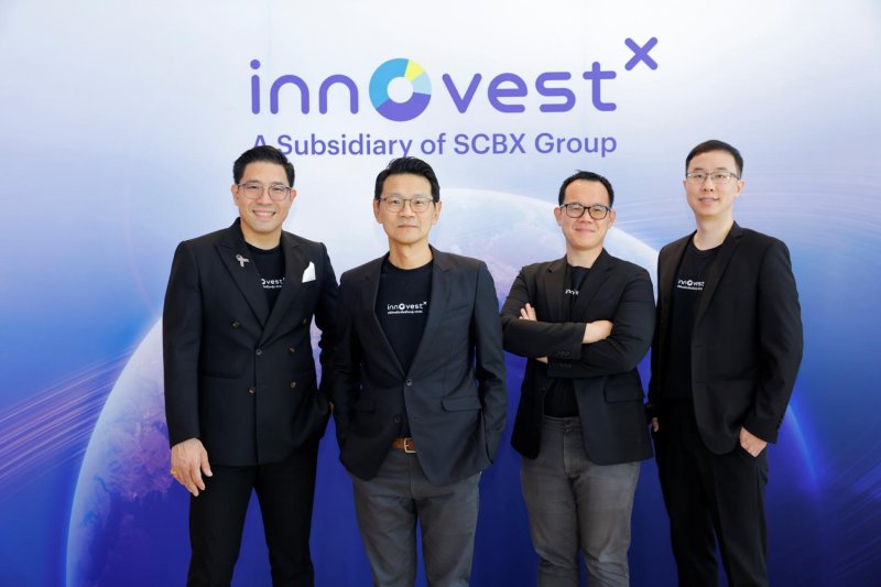 InnovestX upgraded its 2026 Thai GDP forecast from 1.4% to 1.6%, supported by private investment, the digital industry, AI infrastructure and government stimulus, says Mr Piyasak, far left. From second left to right are Mr Sutthichai, Mr Sittichai and Mr Saran.