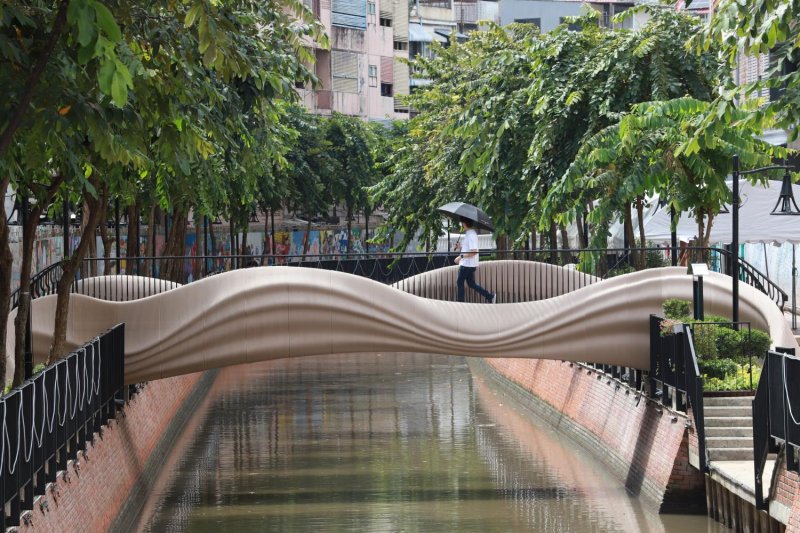 A pedestrian crosses the SCG 3D-printed bridge over Khlong Ong Ang in Bangkok on Oct 31 last year. Apichart Jinakul