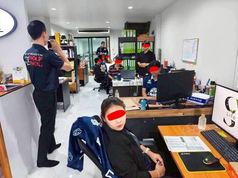 เจ้าหน้าที่กองบัญชาการสอบสวนกลาง (CIB) รวบรวมหลักฐานและจับกุมผู้ต้องสงสัย 10 ราย ที่เชื่อมโยงกับเครือข่ายที่ถูกกล่าวหาว่าบิดเบือนผลสอบคัดเลือกเข้ารับราชการส่วนท้องถิ่น ระหว่างการบุกเข้าตรวจค้นบ้านหลังหนึ่งในนนทบุรีเมื่อวันที่ 22 มิถุนายน. CIB