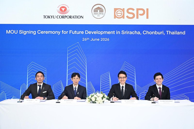 Mr Ogata, centre left, and Mr Vorayos, centre right, sign a memorandum of understanding to explore the feasibility of future development projects in Si Racha, Chon Buri.