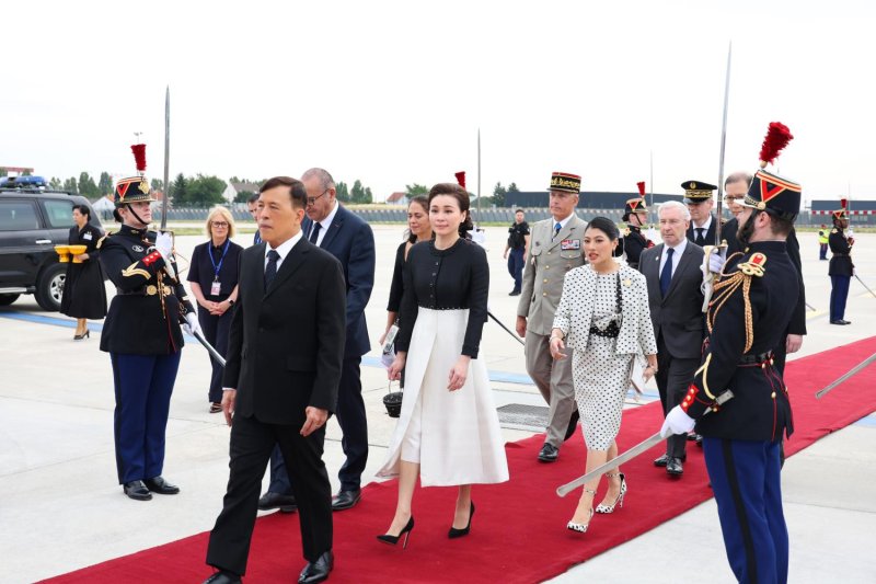 พระบาทสมเด็จพระเจ้าอยู่หัวและสมเด็จพระนางเจ้าฯ พระบรมราชินี เสด็จพระราชดำเนินถึงท่าอากาศยานนานาชาติปารีส-ออร์ลี เมื่อวันอาทิตย์ เพื่อทรงเยี่ยมฝรั่งเศสอย่างเป็นทางการ โดยมีสมเด็จพระเจ้าลูกเธอ เจ้าฟ้าสิริวัณณวรี นารีรัตนราชกัญญา เฝ้าฯ รับเสด็จฯ สำนักพระราชวัง