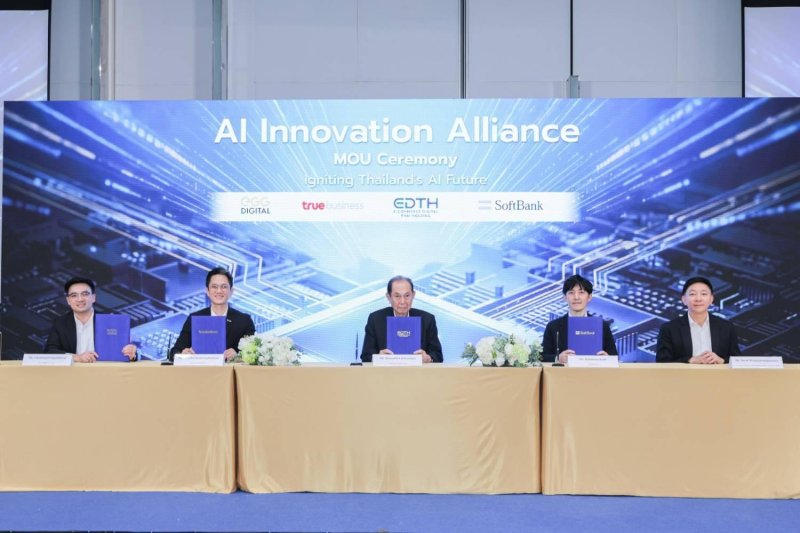 From left: Chatchapol Ongnithiwat, general manager of media convergence business at EGG Digital Co Ltd; Mr Teeradet; Boonsithi Chokwatana, chairman of Saha Group; Mr Kudo; and Mr Surat, at the MoU signing ceremony.